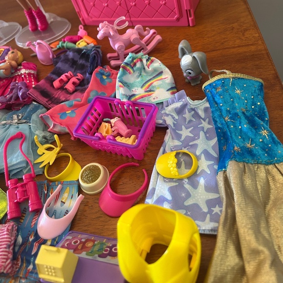 Barbie doll lot with closet - Picture 6 of 9